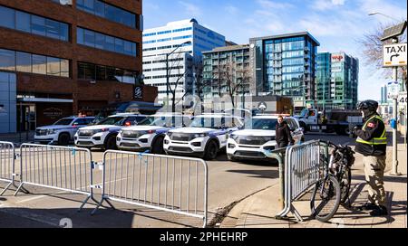 Edmonton, Canada. 27th mars 2023. Les agents de police respectent les membres de la police déchus d'Edmonton lors d'un cortège funéraire régimentaire. Les officiers Travis Jordan et Brett Ryan ont été abattus en réponse à un différend intérieur à Edmonton. Le suspect de 16 ans est mort de blessures auto-infligées par balle. (Photo de Ron Palmer/SOPA Images/Sipa USA) crédit: SIPA USA/Alay Live News Banque D'Images