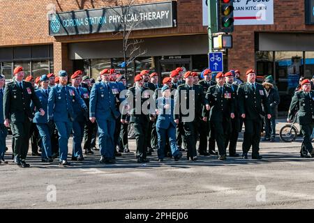 Edmonton, Canada. 27th mars 2023. Les officiers des Forces armées canadiennes paient le respect pendant une procession funéraire régimentaire pour les officiers de police déchus d'Edmonton. Les officiers Travis Jordan et Brett Ryan ont été abattus en réponse à un différend intérieur à Edmonton. Le suspect de 16 ans est mort de blessures auto-infligées par balle. (Photo de Ron Palmer/SOPA Images/Sipa USA) crédit: SIPA USA/Alay Live News Banque D'Images