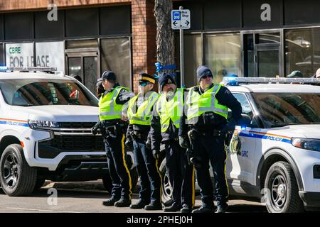 Edmonton, Canada. 27th mars 2023. Les agents de police respectent les membres de la police déchus d'Edmonton lors d'un cortège funéraire régimentaire. Les officiers Travis Jordan et Brett Ryan ont été abattus en réponse à un différend intérieur à Edmonton. Le suspect de 16 ans est mort de blessures auto-infligées par balle. (Photo de Ron Palmer/SOPA Images/Sipa USA) crédit: SIPA USA/Alay Live News Banque D'Images