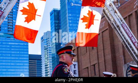 Edmonton, Canada. 27th mars 2023. Un officier paie du respect pendant une procession funéraire régimentaire pour les officiers de police déchus d'Edmonton. Les officiers Travis Jordan et Brett Ryan ont été abattus en réponse à un différend intérieur à Edmonton. Le suspect de 16 ans est mort de blessures auto-infligées par balle. (Photo de Ron Palmer/SOPA Images/Sipa USA) crédit: SIPA USA/Alay Live News Banque D'Images