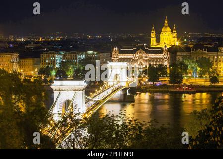 Une vue imprenable de nuit sur le pont des chaînes Széchenyi et la basilique Saint-István - Budapest illuminée fantastique ! Banque D'Images