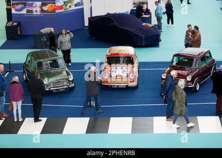 Vue aérienne des trois Minis survivants appartenant à l'origine aux Beatles, réunis pour la première fois en 55 ans au London Classic car Show 2023 Banque D'Images