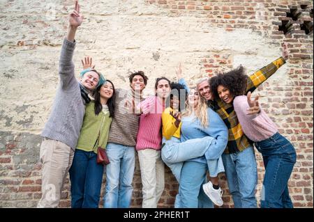 Des gens multiraciaux ensemble dans un portrait faisant des visages drôles, groupe d'amis avec des races mixtes s'amusant ensemble au parc, amitié et style de vie Banque D'Images