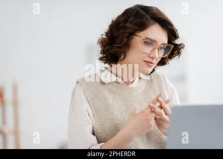 Un professeur maudit montrant un signe anglais à deux mains alphabet signifiant lettre f,stock image Banque D'Images