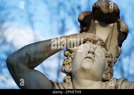 Varsovie, Pologne - 26th mars 2023 - Monument de Tancred et Clorinda à Lazienki Klolewskie - Parc des bains royaux sculpté par Francesco Lazzarini de Carrar Banque D'Images