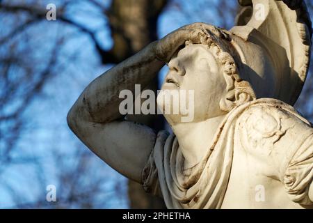 Varsovie, Pologne - 26th mars 2023 - Monument de Tancred et Clorinda à Lazienki Klolewskie - Parc des bains royaux sculpté par Francesco Lazzarini de Carrar Banque D'Images