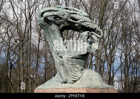 Varsovie, Pologne - 26th mars 2023 - le monument Fryderyk Chopin à Lazienki Klolewskie - Parc des bains royaux sculpté par Waclaw Szymanowski et Oskar Sos Banque D'Images