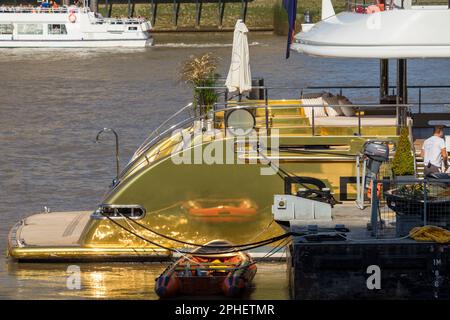 Bellami Golden Superyacht amarré sur la Tamise, Londres, Royaume-Uni Banque D'Images