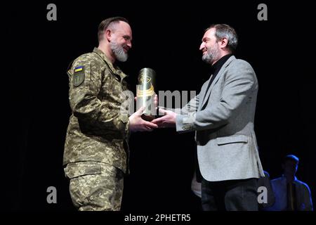 Non exclusif: KIEV, UKRAINE - 27 MARS 2023 - Directeur du Département de la Culture de l'Administration d'Etat de la ville de Kiev Serhii Anzhyiak (R) est pictur Banque D'Images