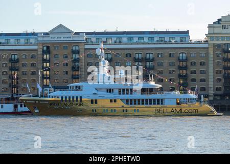 Bellami Golden Superyacht amarré sur la Tamise par Butlers Wharf, Londres, Royaume-Uni Banque D'Images