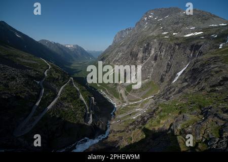 Stigfossen est une chute d'eau de 240 mètres de haut sur la route de montagne Trollstigen dans la communauté de Rauma dans le comté de Møre og Romsdal en Norvège occidentale. Banque D'Images