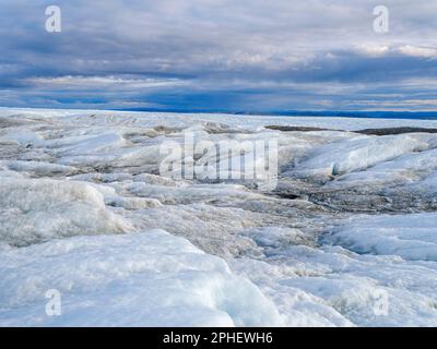 Vue vers la moraine du terminal et la foreland de la glace. Le sédiment brun sur la glace est créé par la fonte rapide de la glace. Paysage de t Banque D'Images