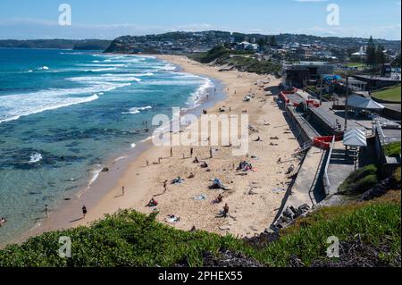 Les vagues s'indéferlent de l'océan Pacifique jusqu'à Bar Beach, Newcastle, Nouvelle-Galles du Sud, Nouvelle-Galles du Sud, Nouvelle-Galles du Sud, Australie. Banque D'Images