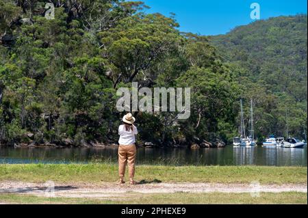 Une figure solitaire arpente le magnifique paysage de Bobbin Head dans le parc national de Kurant-Gai Chase, en Nouvelle-Galles du Sud, en Australie, où se trouve le Hawkesbury RI Banque D'Images