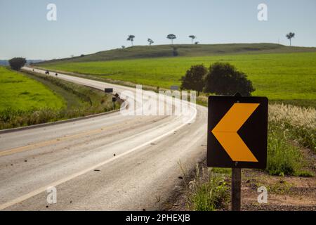 Anicuns, Goias, Brésil – 26 mars 2023 : courbe dans une section de l'autoroute GO-156 à Goias, avec un marqueur d'alignement de la circulation. Banque D'Images