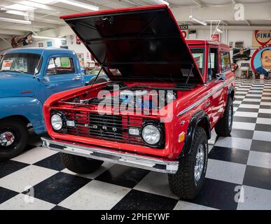 Détail de l'emblématique vus américain Ford Bronco 1966 de la première génération de couleur rouge Banque D'Images