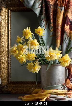 Jonquilles en fleurs dans le seau en fer, collection vintage STILL Life, design d'intérieur art Banque D'Images