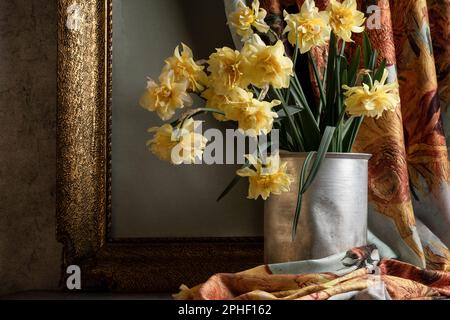 Jonquilles en fleurs dans le seau en fer, collection vintage STILL Life, design d'intérieur art Banque D'Images
