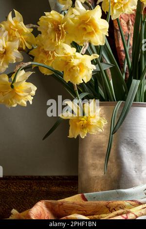 Jonquilles en fleurs dans le seau en fer, collection vintage STILL Life, design d'intérieur art Banque D'Images