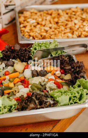 Une variété d'ingrédients délicieux pour créer une salade sur une table en bois Banque D'Images