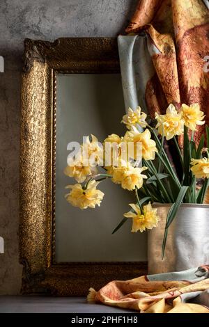 Jonquilles en fleurs dans le seau en fer, collection vintage STILL Life, design d'intérieur art Banque D'Images
