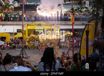 Pattaya, Thaïlande - 01 février 2023 : célébration du nouvel an chinois à Pattaya, près du centre commercial Central Festival. Performance d'artistes chinois. Plusieurs sp Banque D'Images