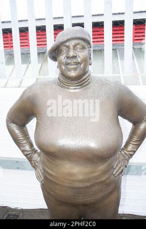 Plates-formes Piece, considéré comme la première représentation du peuple noir en angleterre créé par le sculpteur Kevin Atherton, a été installé pour la première fois en 1986. Banque D'Images