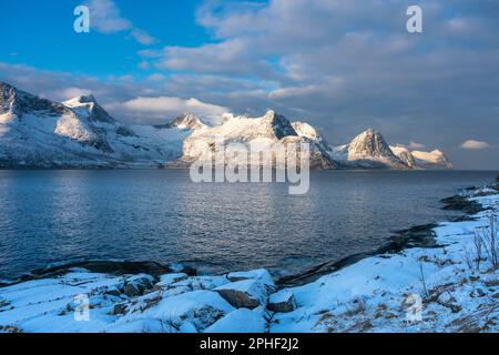 Zum im Mühlbach, mit den schneebemattten Bergen von Senja, genannt Segla, Kongan und Skuran im hintergrund. Norwegen im hiver Banque D'Images