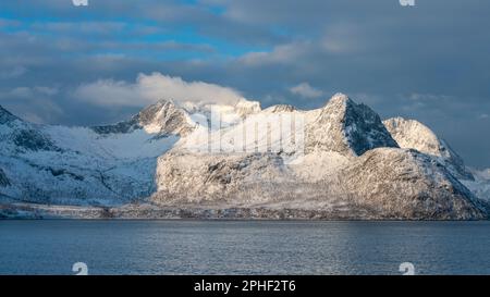 Zum im Mühlbach, mit den schneebemattten Bergen von Senja, genannt Segla, Kongan und Skuran im hintergrund. Norwegen im hiver Banque D'Images