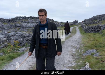 BRENDAN GLEESON et COLIN FARRELL dans LES BANSHEES D'INISHERIN (2022), dirigé par MARTIN MCDONAGH. Credit: BluePrint Pictures / Fox Searchlight / Album Banque D'Images