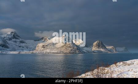 Zum im Mühlbach, mit den schneebemattten Bergen von Senja, genannt Segla, Kongan und Skuran im hintergrund. Norwegen im hiver Banque D'Images