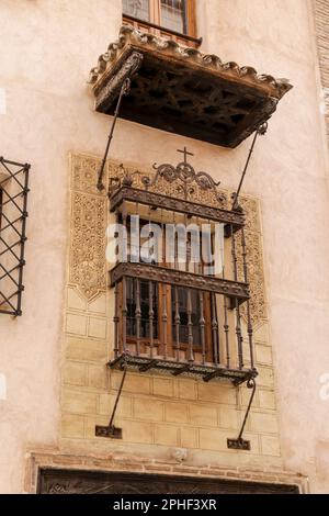 Tolède, Espagne- 6 octobre 2022: Fenêtre avec grill en métal forgé dans le palais de Benacazon, détails de style mauresque, dans la vieille ville de Tolède Banque D'Images