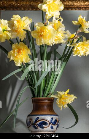 Jonquilles en fleurs dans le seau de fer, vintage encore la vie Banque D'Images