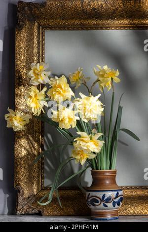 Jonquilles en fleurs dans le seau de fer, vintage encore la vie Banque D'Images