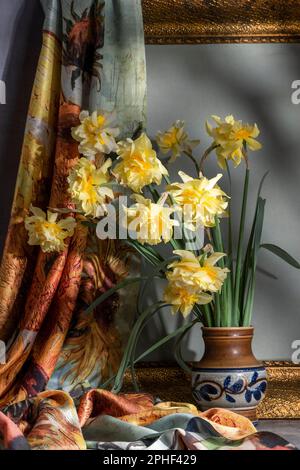 Jonquilles en fleurs dans le seau de fer, vintage encore la vie Banque D'Images