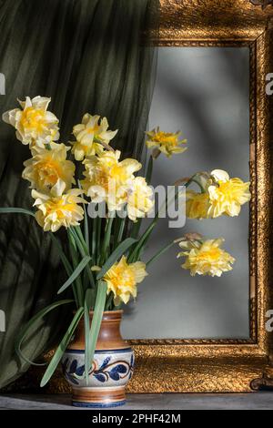 Jonquilles en fleurs dans le seau de fer, vintage encore la vie Banque D'Images