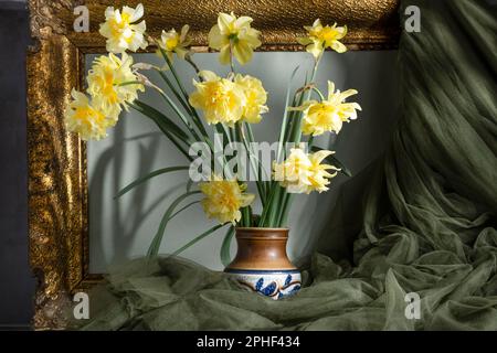 Jonquilles en fleurs dans le seau de fer, vintage encore la vie Banque D'Images