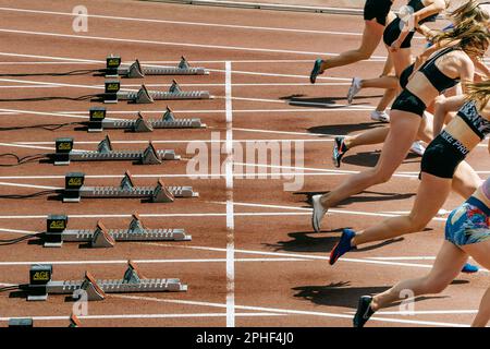 Les athlètes de coureurs féminins de Nike Spikes commencent la course à partir de Starting Blocks Alge-Timing, compétition d'athlétisme de championnat du monde, éditoriale de sport Banque D'Images