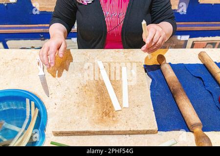 Une démonstration de papier papyrus fait par un égyptien local à Gizeh, en Égypte Banque D'Images