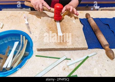 Une démonstration de papier papyrus fait par un égyptien local à Gizeh, en Égypte Banque D'Images