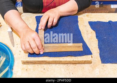 Une démonstration de papier papyrus fait par un égyptien local à Gizeh, en Égypte Banque D'Images