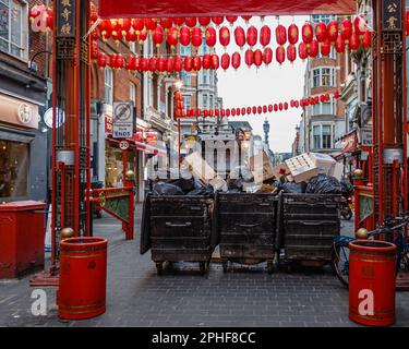 Collection de déchets dans le quartier chinois de Londres. Banque D'Images