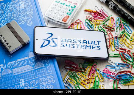 Pologne. 07th mars 2023. Dans cette illustration, un logo Dassault Systemes apparaît sur un smartphone. Crédit : SOPA Images Limited/Alamy Live News Banque D'Images