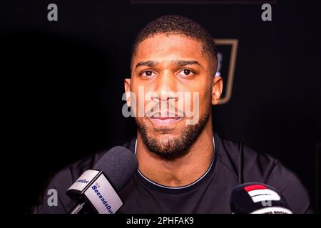 LONDRES, ROYAUME-UNI. 27th mars 2023. Anthony Joshua pose pour une photo lors de Joshua vs Franklin Launch Party à ARt'otel, Battersea Power Station, Londres, Royaume-Uni lundi, 27 mars, 2023 à LONDRES, ANGLETERRE. Credit: Taka G Wu/Alay Live News Banque D'Images