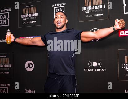 LONDRES, ROYAUME-UNI. 27th mars 2023. Anthony Joshua pose pour une photo lors de Joshua vs Franklin Launch Party à ARt'otel, Battersea Power Station, Londres, Royaume-Uni lundi, 27 mars, 2023 à LONDRES, ANGLETERRE. Credit: Taka G Wu/Alay Live News Banque D'Images