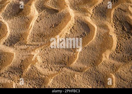 Motifs, ondulations faites à partir de l'eau dans le sable, le sol. gros plan sur la texture. Schémas de terre par le dessus. Damaraland, Namibie, Afrique Banque D'Images