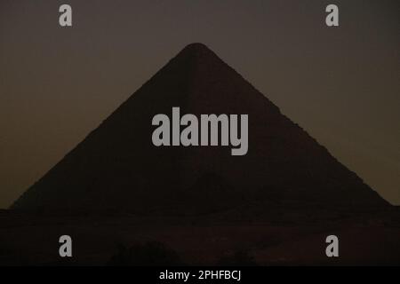 La Grande Pyramide après le coucher du soleil dans la nuit à Gizeh, Egypte Banque D'Images