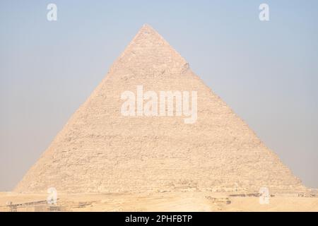 Une vue sur la Pyramide de Khafre par une journée ensoleillée à Gizeh, en Égypte Banque D'Images