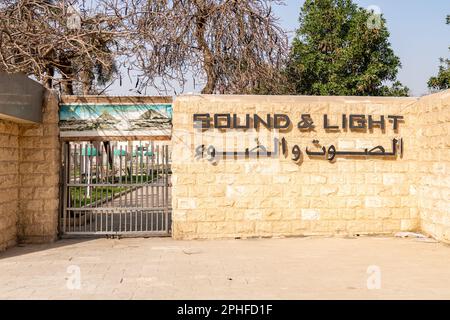 L'entrée du spectacle son et lumière pour les Pyramides de Gizeh en Egypte Banque D'Images