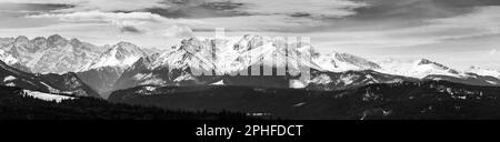 Un panorama en noir et blanc des Tatras de l'Ouest enneigés vu du col de Łapszanka. Pologne Banque D'Images